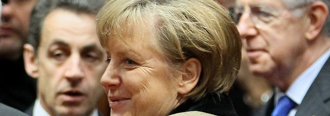 Merkel musste sich Einiges anhören in Brüssel. Im Hintergrund Frankreichs Präsident Sarkozy und Italiens Premier Monti (r.).