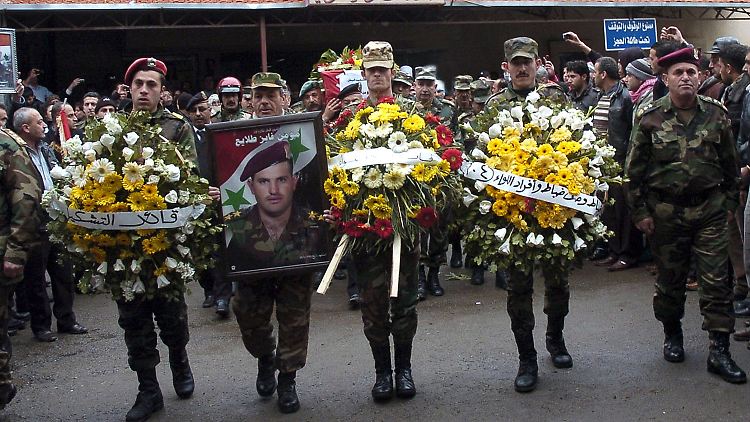 Soldaten tragen in Damaskus ihre toten Kollegen zu Grabe.
