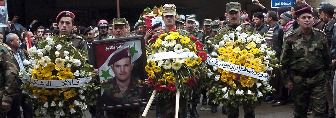 Soldaten tragen in Damaskus ihre toten Kollegen zu Grabe.
