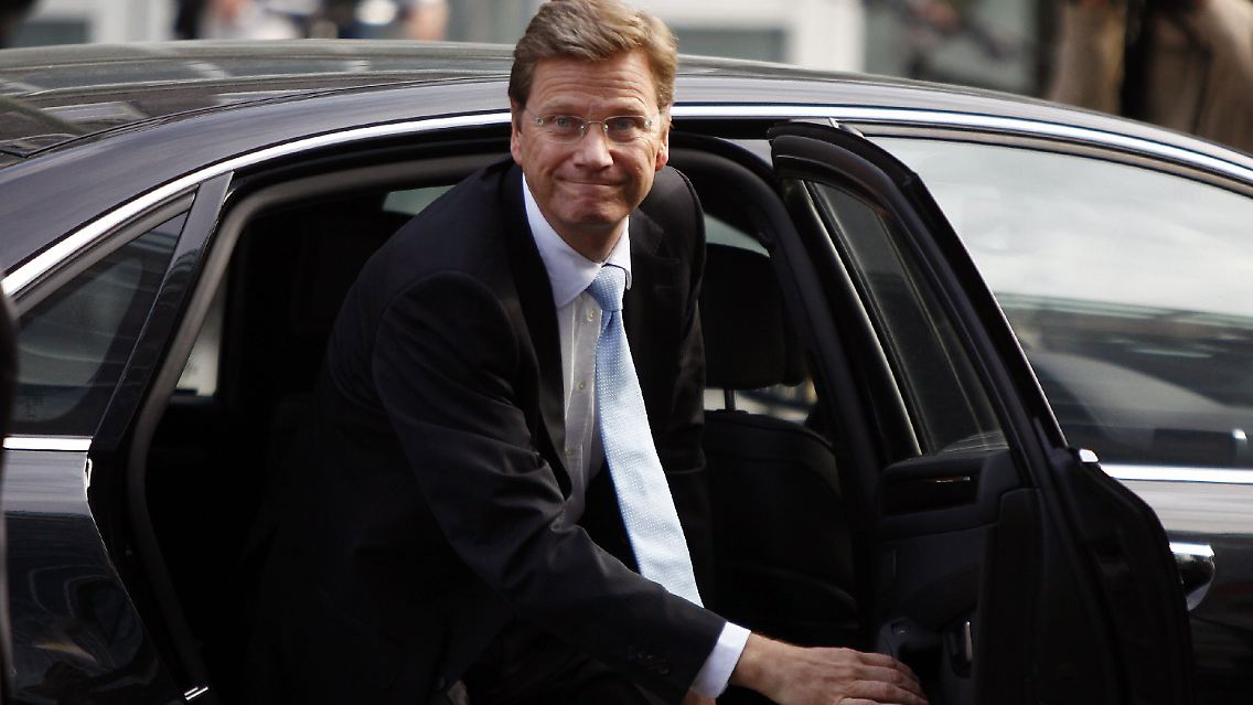 Imageprobleme: Westerwelle wird wohl bald Außenminister - auch wenn es viele Deutsche noch ablehnen.