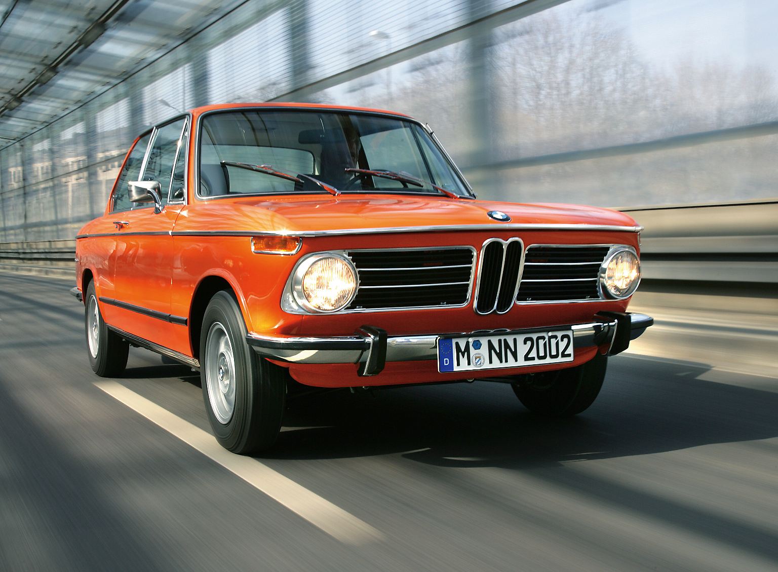 Der 3er BMW hat nicht nur eine lange Geschichte hinter sich, sondern auch ein geschädigtes Image. Er wurde gehänselt als der Golf der Besserverdienenden und als Proll-Schlitten mit Türken-Attitüde. Aber das hatte seinen Grund: ...