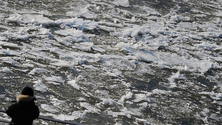 Eisschollen auf der Spree in Berlin
