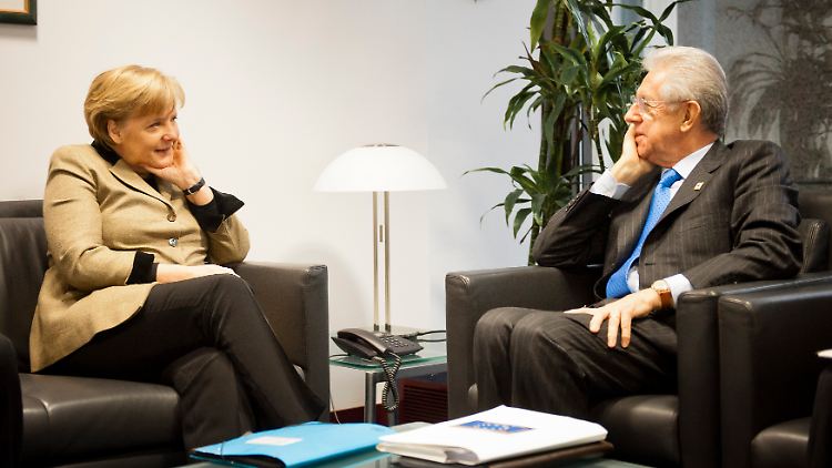 Deutsch-italienische Feinabstimmung in der Sitzgruppe: Angela Merkel und Mario Monti.