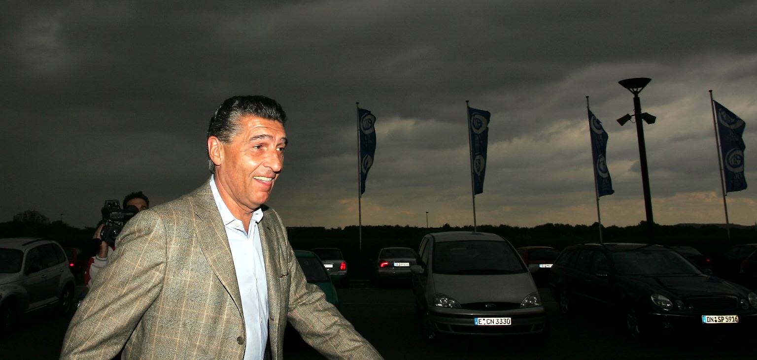 Rudi Assauer wird durch Blackouts auf seine Erkrankung aufmerksam. Daraufhin wird bei ihm Alzheimer diagnostiziert. Allein ist er mit dieser Diagnose längst nicht mehr.