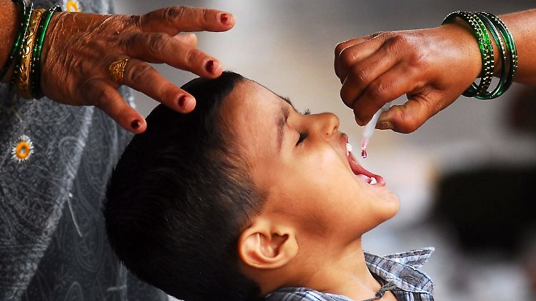 Ein Kind in Mumbai bekommt eine Polio-Schluckimpfung. In Deutschland gibt es seit Anfang der 90er Jahre keine neuen Fälle mehr, trotzdem sollten Kinder geimpft werden.