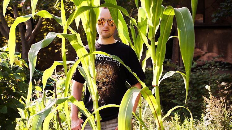 Verspiegelte Sonnenbrille, Mais, Heavy-Metal-Shirt: Das gehört alles zum Kosmos von Jericho.