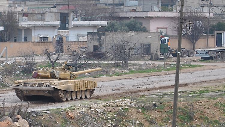 Panzer der Regierungstruppen gehen in der Provinz Homs gegen Oppositionelle vor.