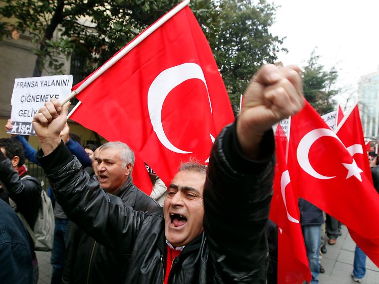 Vor dem französischen Konsulat in Istanbul protestieren Menschen gegen das Völkermordgesetz.