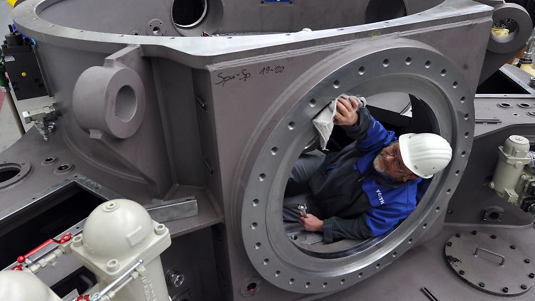 Arbeit an einem Schiffsantrieb bei der Firma Voith Turbo in Heidenheim.