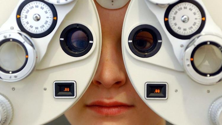 Besser mal prüfen lassen: Viele Autofahrer bräuchten eigentlich eine Brille.