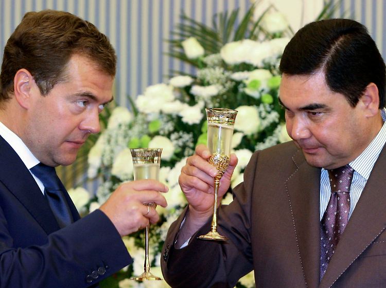 Russlands Präsident Medwedew und der turkmenische Staatschef Berdimuchamedow.