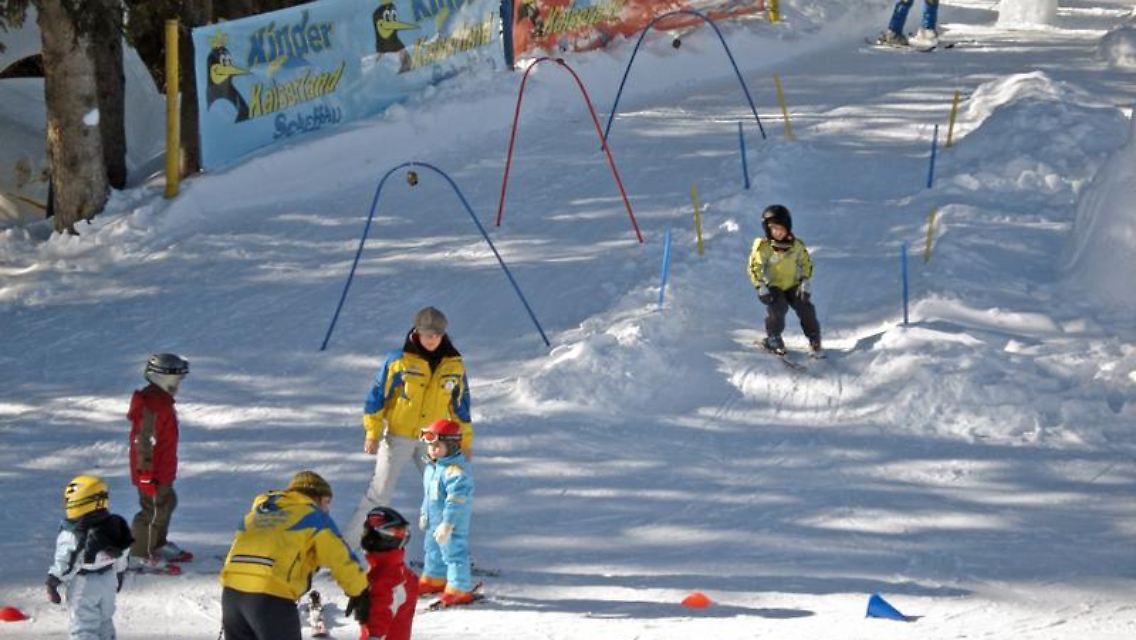 Kleine Anfänger in der Skischule: Helme sind angeraten.