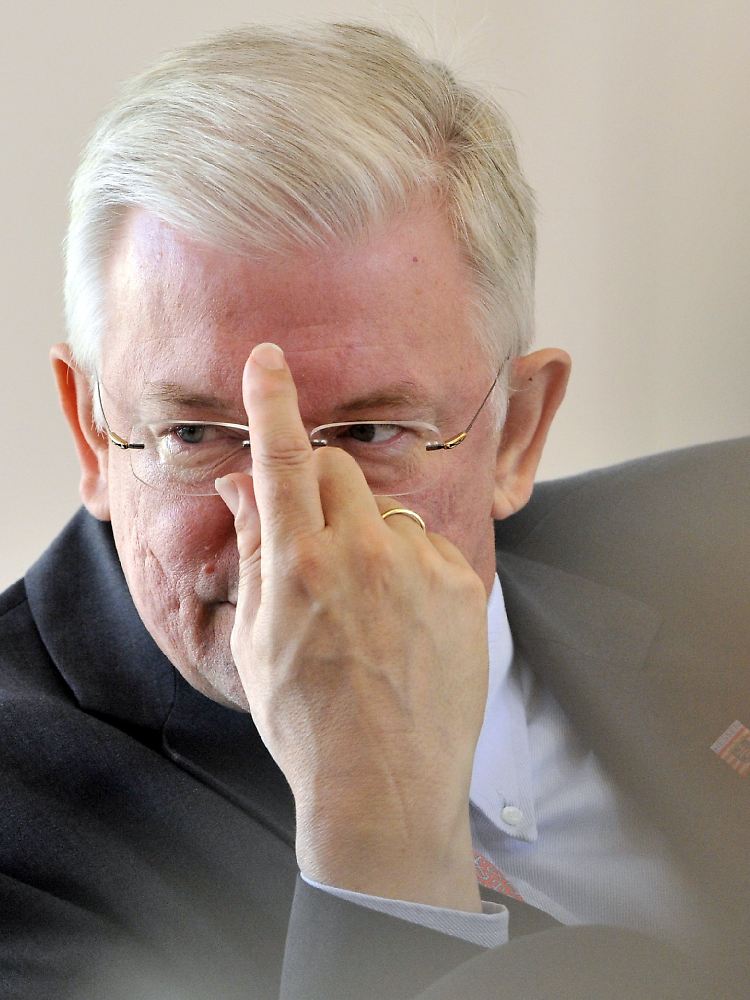Hessens CDU-Regierungschef Roland Koch aber auch - obwohl er bisher einen Gang nach Berlin stets dementiert hat.