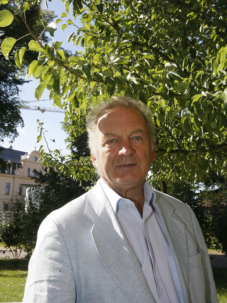 Nachfahren: Friedrich-Carl von Ribbeck unter einem an legendärer Stelle gepflanzten Birnbaum. Der Enkel des letzten Herrn auf Gut Ribbeck lebt seit 1998 wieder in dem kleinen Dorf im Havelland.