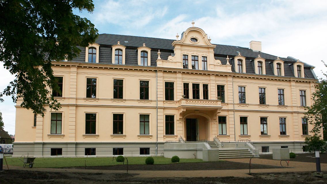 Saniert: Das Schloss Ribbeck, heute im Besitz des brandenburgischen Landkreises Havelland, wurde in mehreren Jahren für 5,2 Millionen Euro saniert und erst im Juli wiedereröffnet. In dem Gründerzeitschloss soll ein Fontane-Ribbeck-Museum die Touristen anlocken. Im Obergeschoss werden ein Mehrzweck- und Veranstaltungssaal und ein Trauzimmer sein. Ein Restaurant lädt bereits ein.