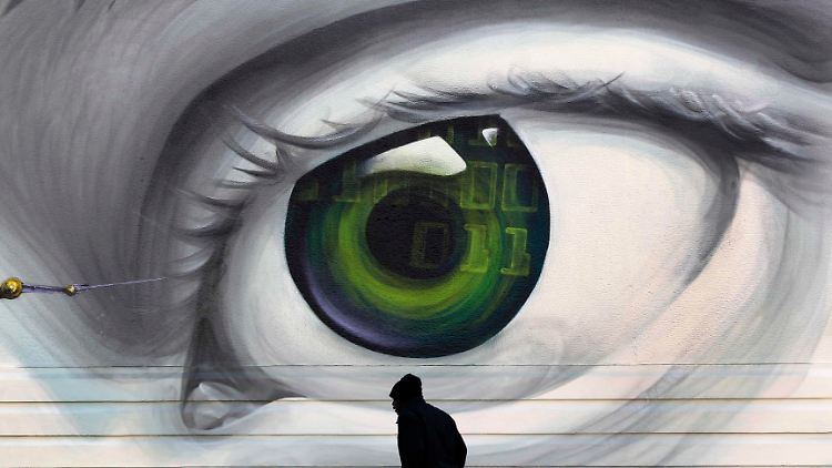 Athen unter Aufsicht: Grafitti an einer Bushaltestelle in Athen.