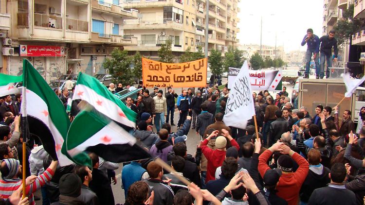 In Homs werden zwei getötete Regimegegner beerdigt.