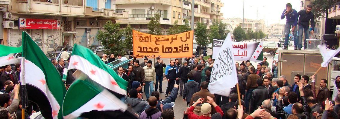 In Homs werden zwei getötete Regimegegner beerdigt.