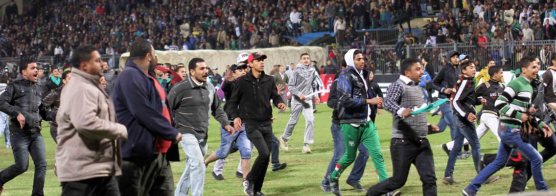 Chaos im Stadion von Port Said, mehr als 70 Menschen kamen hier nach ersten Berichten ums Leben.