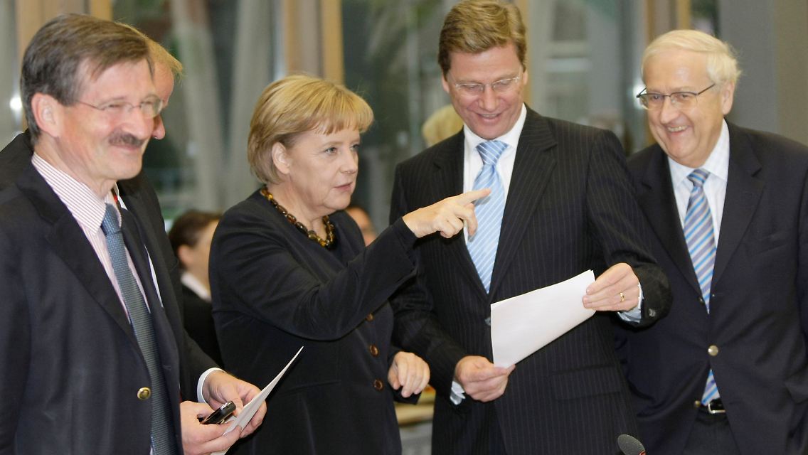 Was tun ohne viel Geld? FDP-Finanzexperte Solms, Kanzlerin Merkel, FDP-Chef Westerwelle und FDP-Wirtschaftsexperte Brüderle (von links) während der Beratungen.