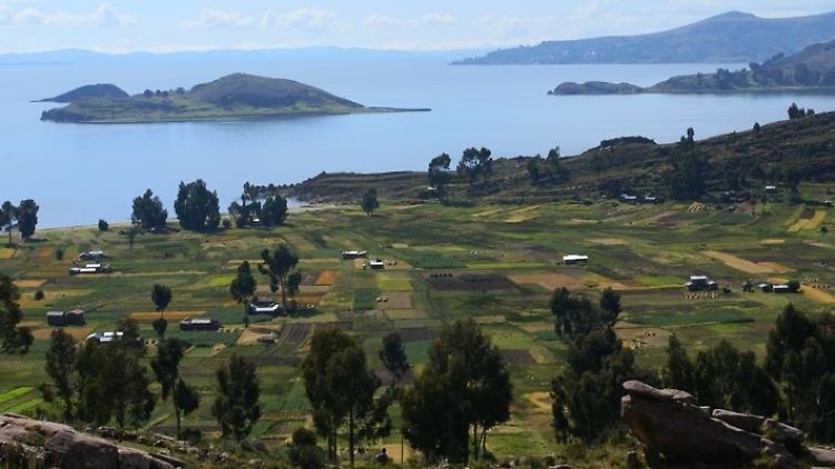 Die Aufnahme des Global Nature Fund zeigt die landwirtschaftliche Nutzung des in den peruanischen und bolivianischen Anden liegenden Titicacasees