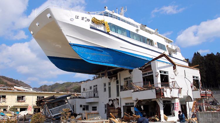 Schwere Schäden nach Erdbeben und Tsunami in Japan.