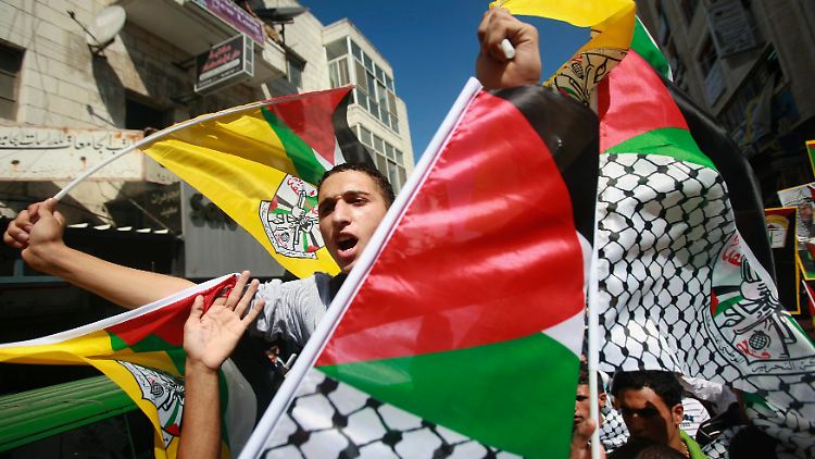 Andere Palästinenser unterstützen Abbas bei einer Demonstration in West Bank Stadt.