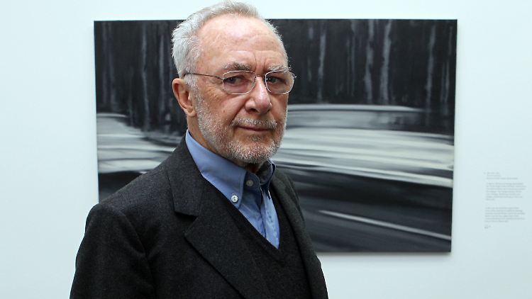 Gerhard Richter vor einem seiner Werke - er selber mag den Rummel um seine Person gar nicht so sehr.