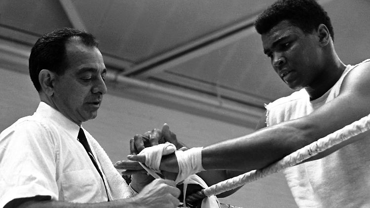 Der Trainer und sein Boxer: Angelo Dundee mit Muhammad Ali im Jahr 1966.