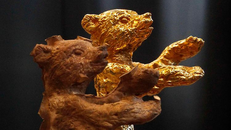 Fast fertig: Goldener und noch nicht goldener Bär.