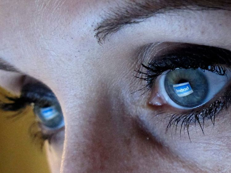 Facebook im Auge des Betrachters: Die hemmungslose Offenheit der Nutzer ist eine wichtige Geschäftsgrundlage.