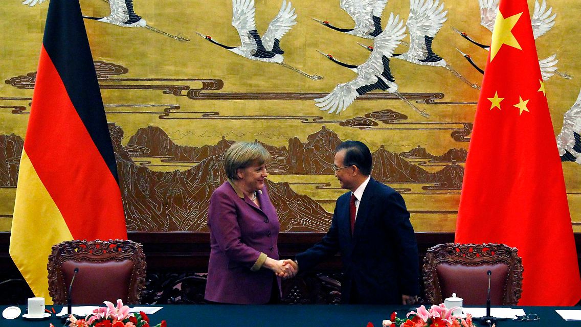 2012-02-02T114754Z_01_CB34_RTRMDNP_3_CHINA-GERMANY-MERKEL.JPG3725687812254372529.jpg