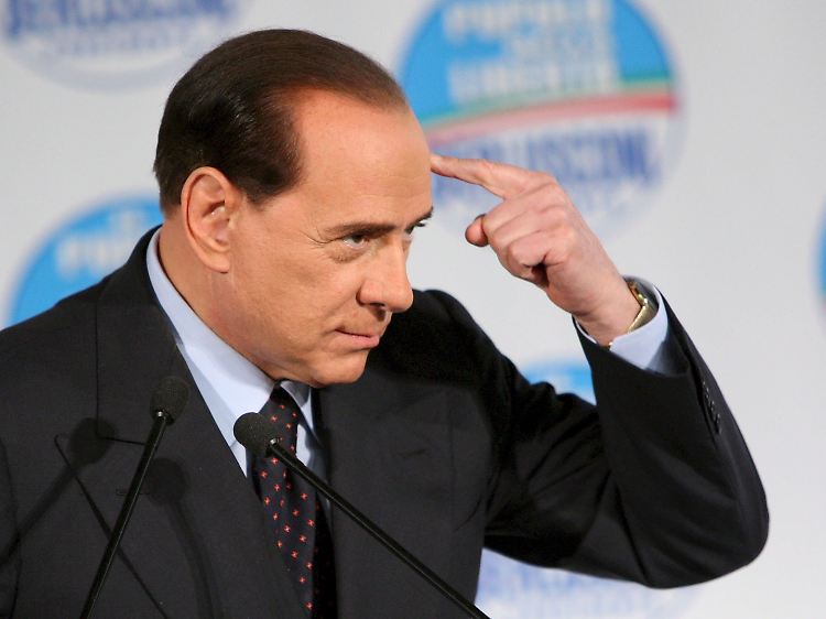 Silvio Berlusconi sagt und zeigt deutlich, was er von einer unabhängigen Legislative hält.