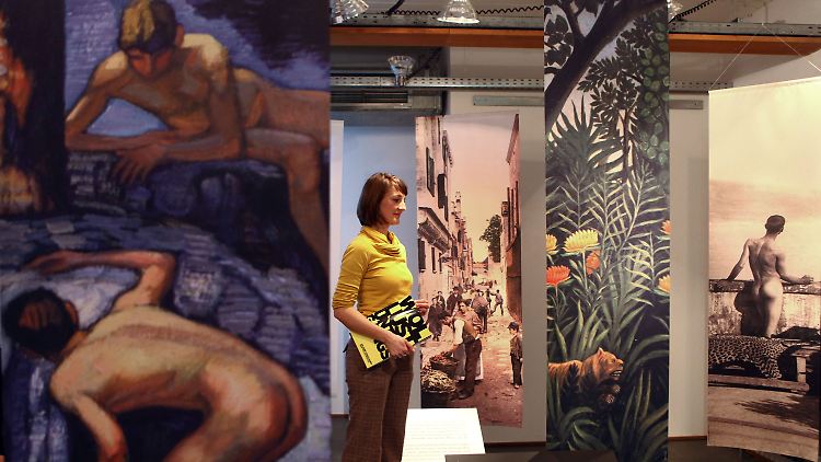 Eine Besucherin in der Ausstellung "Wollust des Untergangs".