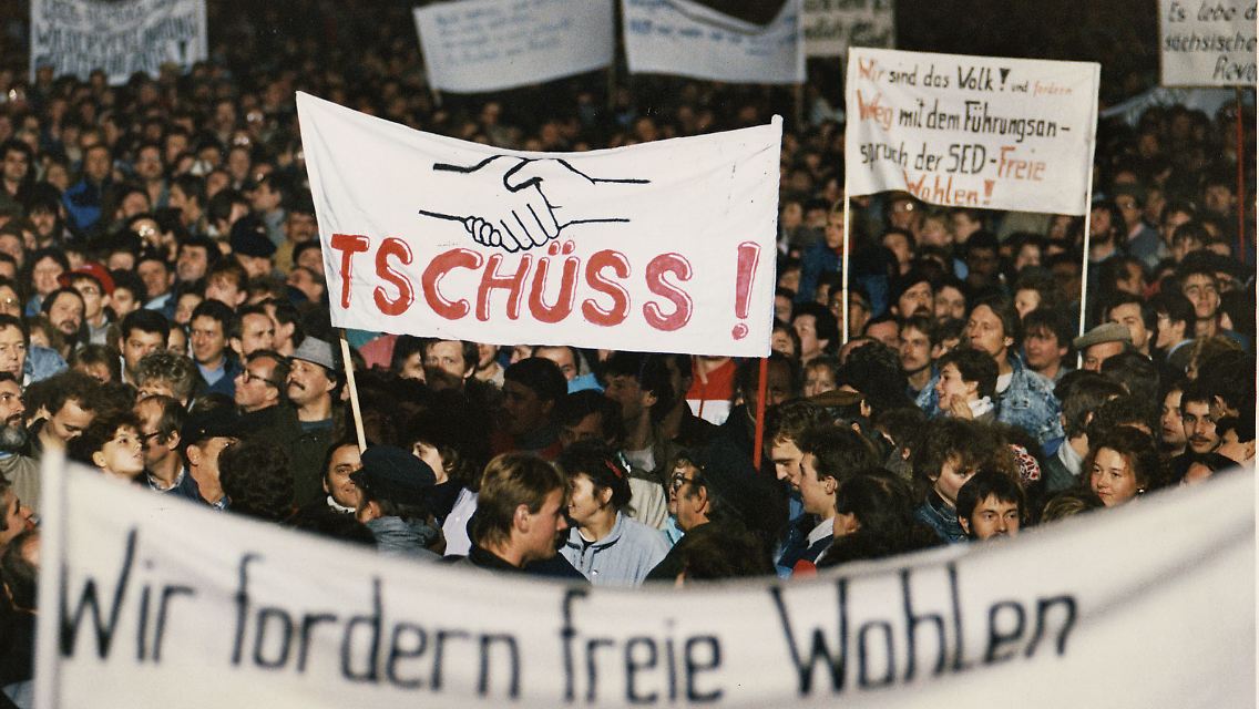 Tausende von Demonstranten versammelten sich am 13. November 1989 auf dem Karl-Marx-Platz in Leipzig zu einer friedlichen Demonstration.