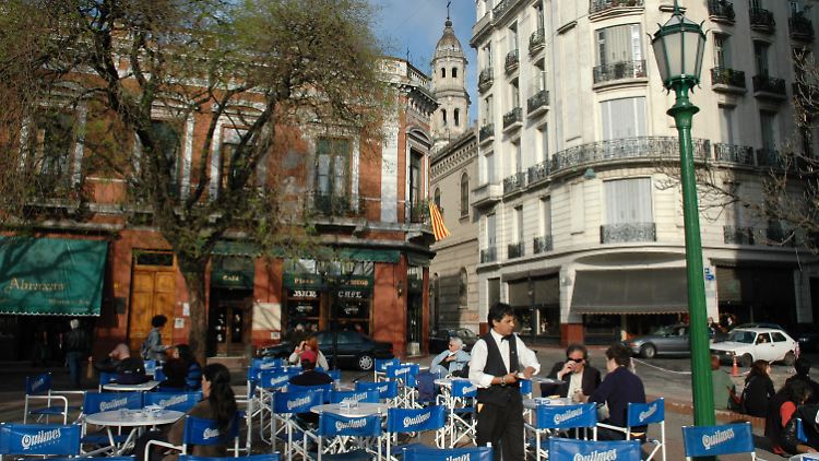 Auf dem Plaza Dorrego im Zentrum von San Telmo, dem ältesten Viertel der Stadt, treffen sich Paare, Obdachlose, Straßenkünstler und Touristen.