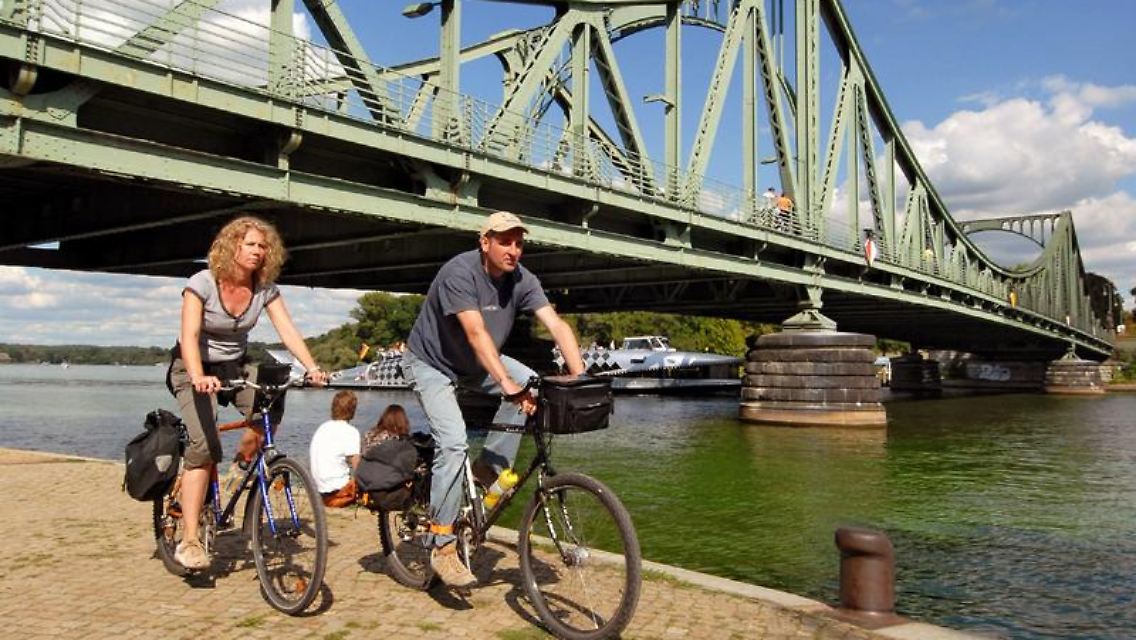Heute fährt man daran vorbei, als hätte es keinen Kalten Krieg gegeben: Die Glienicker Brücke war ein Symbol der deutschen Teilung.