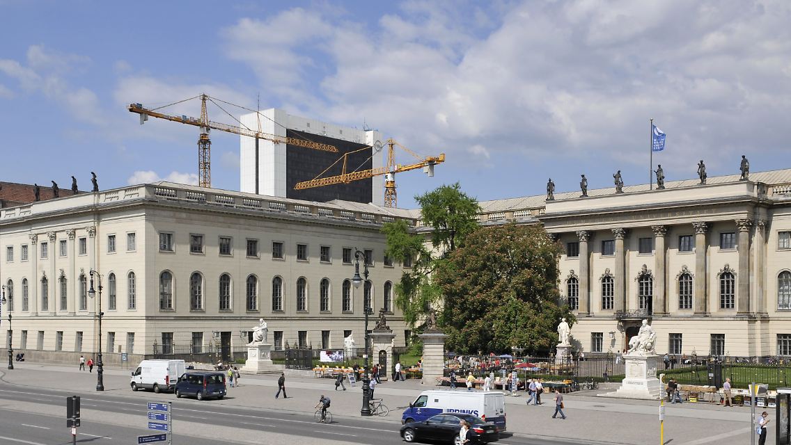 Mitten in der Stadt: Die Humboldt-Universität zu Berlin auf der Straße Unter den Linden.