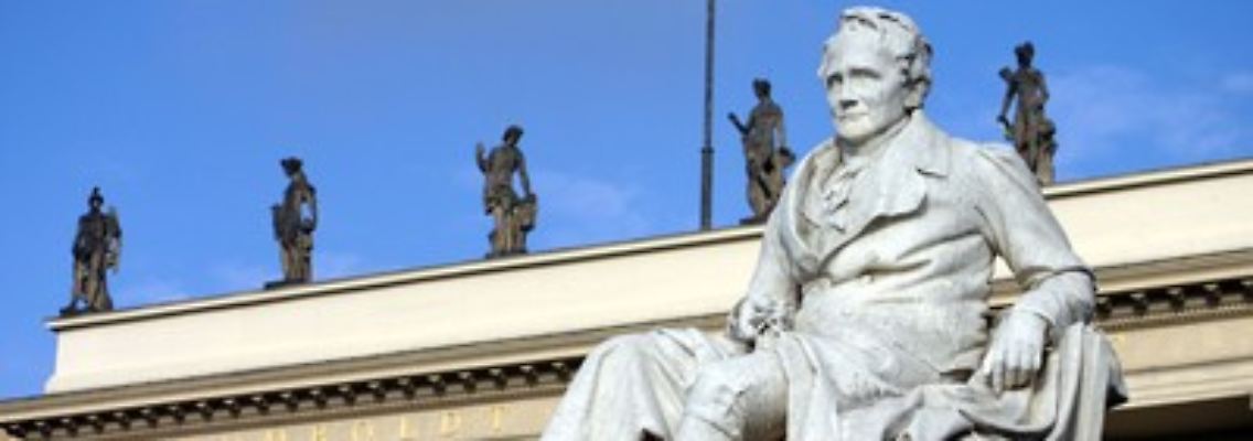 Das Denkmal von Alexander von Humboldt ziert den Haupteingangsbereich der Universität (Bild: Heike Zappe).
