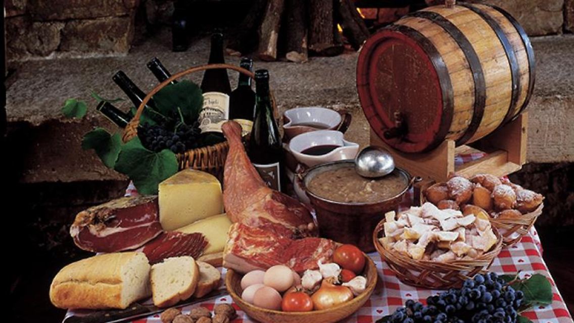 Wein, Olivenöl, Trüffel und Schinken: Das gastronomische Angebot und die Esskultur in Istrien fordern die Toskana heraus.
