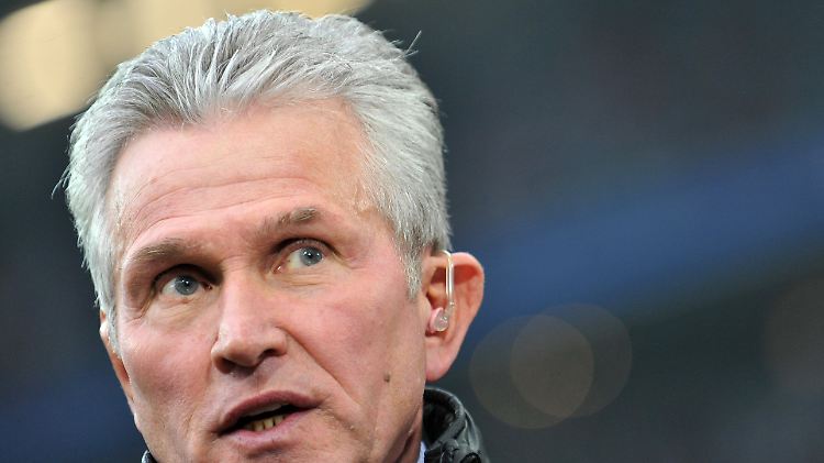 Das Blöde ist, dass wir hier die Schuhe nicht sehen. Der Mann auf dem Foto ist aber Jupp Heynckes. Könnte sein, dass er am Samstag eine Mütze trägt.