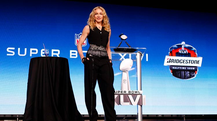 Madonna bei der Pressekonferenz zum Super Bowl: sie will anständg bleiben