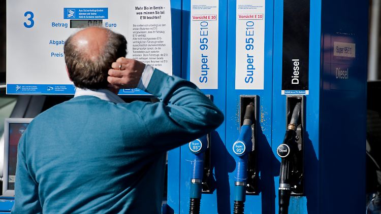 An den Tankstellen verwaisen die E10-Zapfsäulen und ratlose Autofahrer greifen weiter zum herkömmlichen Super.