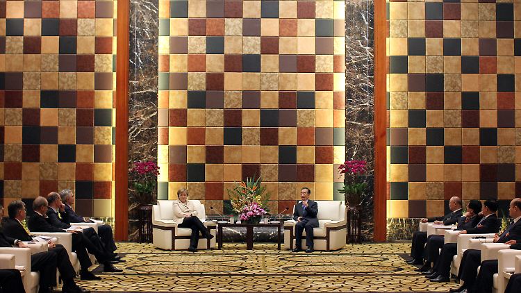 Treffen in halbwegs entspannter Atmosphäre: Deutsche und chinesische Wirtschaftsvertreter lauschen in Kanton den Worten der Bundeslanzlerin und ihres Gastgebers aus Peking.