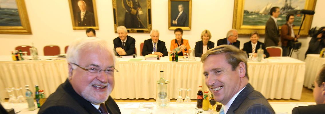 Fast nur Männer, soweit das Auge reicht: Peter Harry Carstensen (l) und Christian von Boetticher (r).