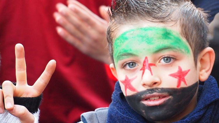 Ein Junge auf einer Anti-Assad-Demo in Idlib.