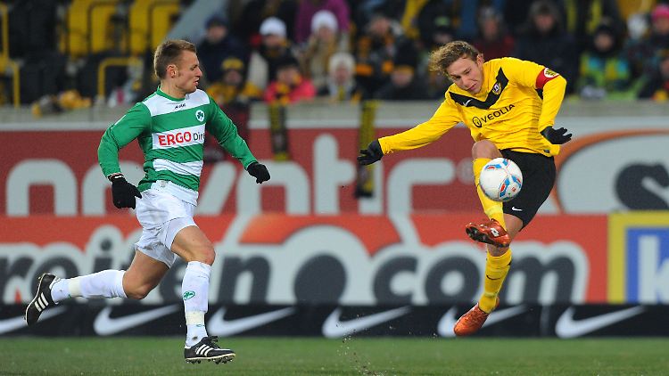 Der Dresdner Robert Koch (r.) erzielt per Heber den Treffer zum 1:0.