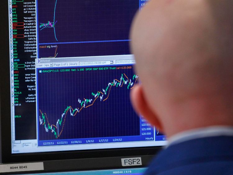 Das Ohr immer eng am Markt: Ein Händler befolgt eine der wichtigsten Grundregeln an der New York Stock Exchange.