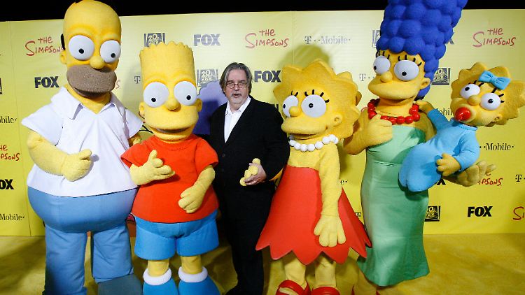 Matt Groening zwischen seinen Simpsons.