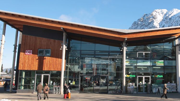Der Bahnhof des etwa 820 Meter hoch gelegenen Oberstdorfs in Schwaben.